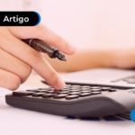 Pessoa com uma calculadora