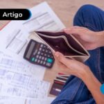 imagem de homem sentado no chão segurando uma carteira aberta