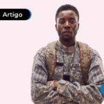 Pessoa com a farda de militar