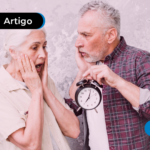 Duas pessoas de mais idade com olhar surpreso