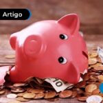 Imagem mostra cofrinho no formato de porquinho rosa, com muitas moedas ao lado.