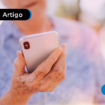 Pessoa de mais idade segurando o celular