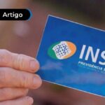 Pessoa segurando o cartão do INSS