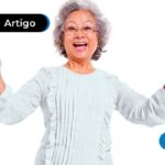 Pessoa de idade comemorando algo e fazendo sinal de joinha com as duas mãos.