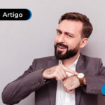 imagem de um homem apostando o relógio de pulso.