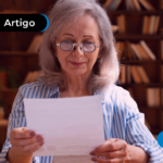 Pessoa de mais idade olhando para uma folha