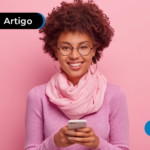 Pessoa sorrindo segurando um celular
