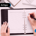 Pessoa escrevendo em um caderno
