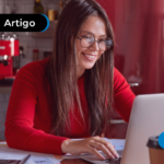 Pessoa sorrindo olhando para um computador