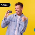 Pessoa feliz segurando um cartão