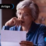 Imagem de pessoa olhando para papel e pensando