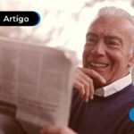 imagem de idoso segurando jornal e sorrindo