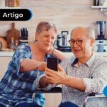 imagem de casal idoso lado a lado sorrindo e olhando para tela de celular