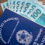 dinheiro e carteira de trabalho