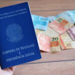 carteira de trabalho e dinheiro
