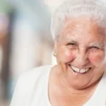Senhora feliz com olegar levantado