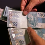 notas de 100 na mão