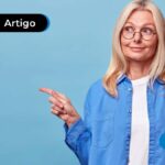 Pessoa de blusa azul, óculos e cabelos loiros