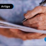 Mulher idosa com caderno na mão e caneta escrevendo