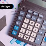 Imagem de calculadora embaixo de papéis
