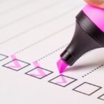 Lista com conferência simbolizando os documentos conferidos
