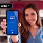 imagem de uma mulher segurando um celular com o aplicativo do cadunico aberto.