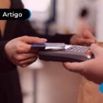 Pessoa pagando com cartão de crédito