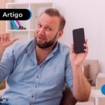 Homem apontando para o celular