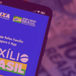 Celular com tela do auxilio brasil