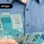 Uma imagem que ilustra um aposentado segurando cédulas de reais para representar o troco que ele ganhou ao renovar o empréstimo consignado.