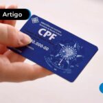 Pessoa segurando um cartão do CPF