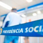 imagem interna de uma agência do inss com faixa azul contendo o nome previdencia social