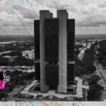 uma imagem em preto e branco mostrando um predio no centro urbano
