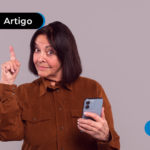 Idosa apontando para cima