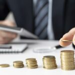 a imagem mostra um homem realizando calculos para fazer um emprestimo consignado para bpc