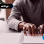 Pessoa com a mão em um caderno