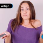 Pessoa segurando o celular com olhar de dúvida