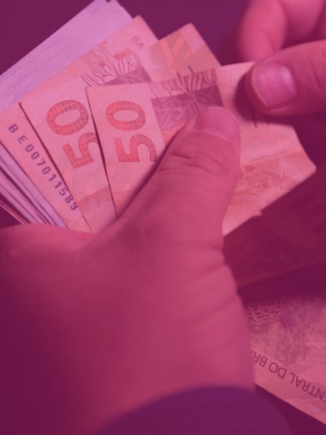 uma pessoa com notas de dinheiro nas mãos.