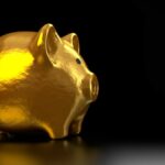 imagem de um cofrinho dourado em formato de porquinho.