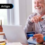 Imagem de homem idoso segurando o óculos e sorrindo para o computador