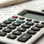 imagem de uma calculadora sobre algumas anotações.