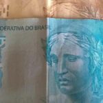 imagem de uma nota de cem e uma de cinquenta.