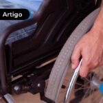 imagem de homem vestindo calça jeans sentado em cadeira de rodas