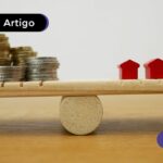 imagem de uma pilha de moedas e de três casas em miniatura, sobre um ponto de equilíbrio para ilustrar o credor e devedor.