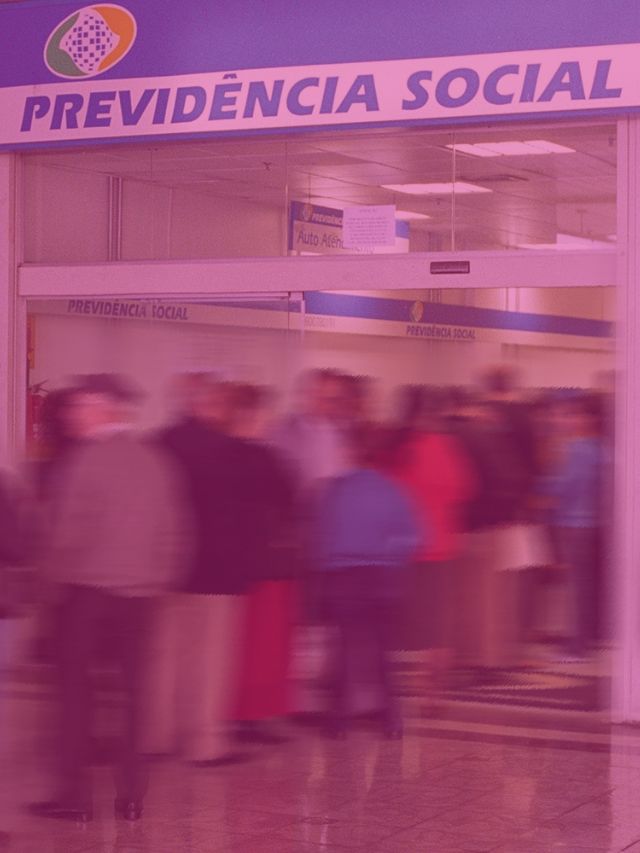 imagem de uma fila na agência do INSS.