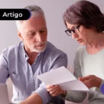 duas pessoas conversando e analisando papéis