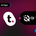 imagem com fundo rosa e preto mostrando as logos da meutudo e qi tech