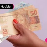 uma mão segurando várias notas de dinheiro.