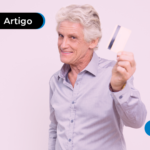 Homem segurando um cartão