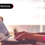 uma pessoa fazendo consultando uma informação pelo notebook.